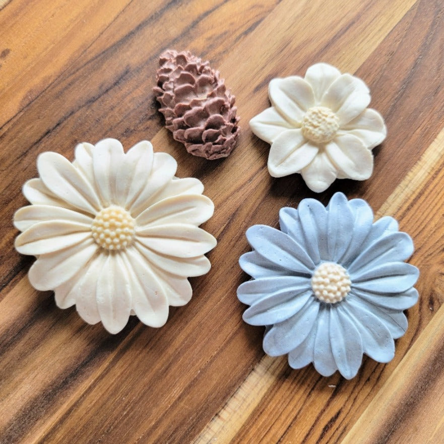 Artisan Marguerite Daisy| Goat Milk Based | Crunchy | 4ct | Assorted Designs