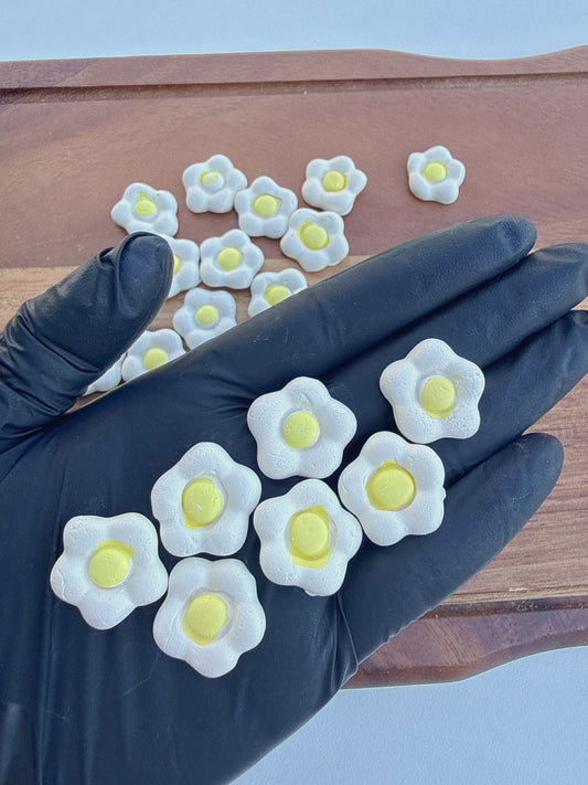 Mini Sunny Side Up Flowers – Crunchy Goat Milk, 1.8oz/50g, Assorted Colors